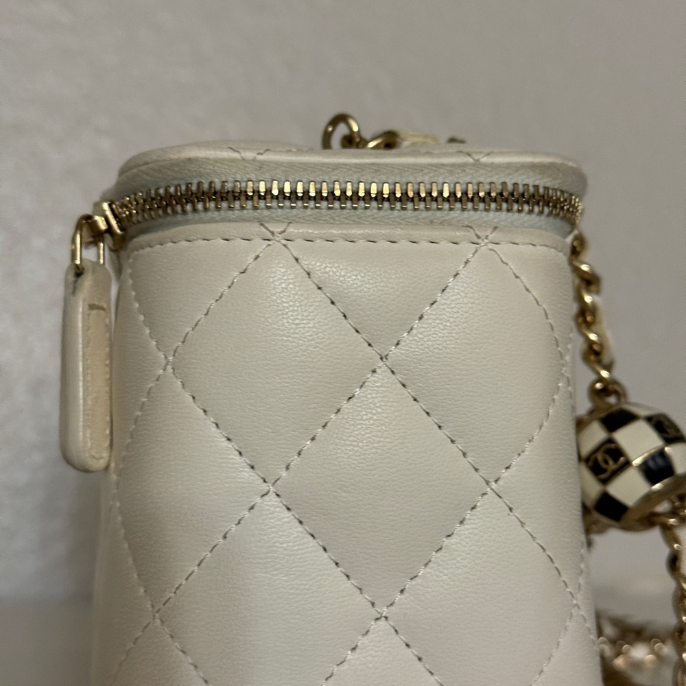 CHANEL Cream Quilted Leather Crossbody Vanity Bag with Gold Chain - Picture 8 of 16